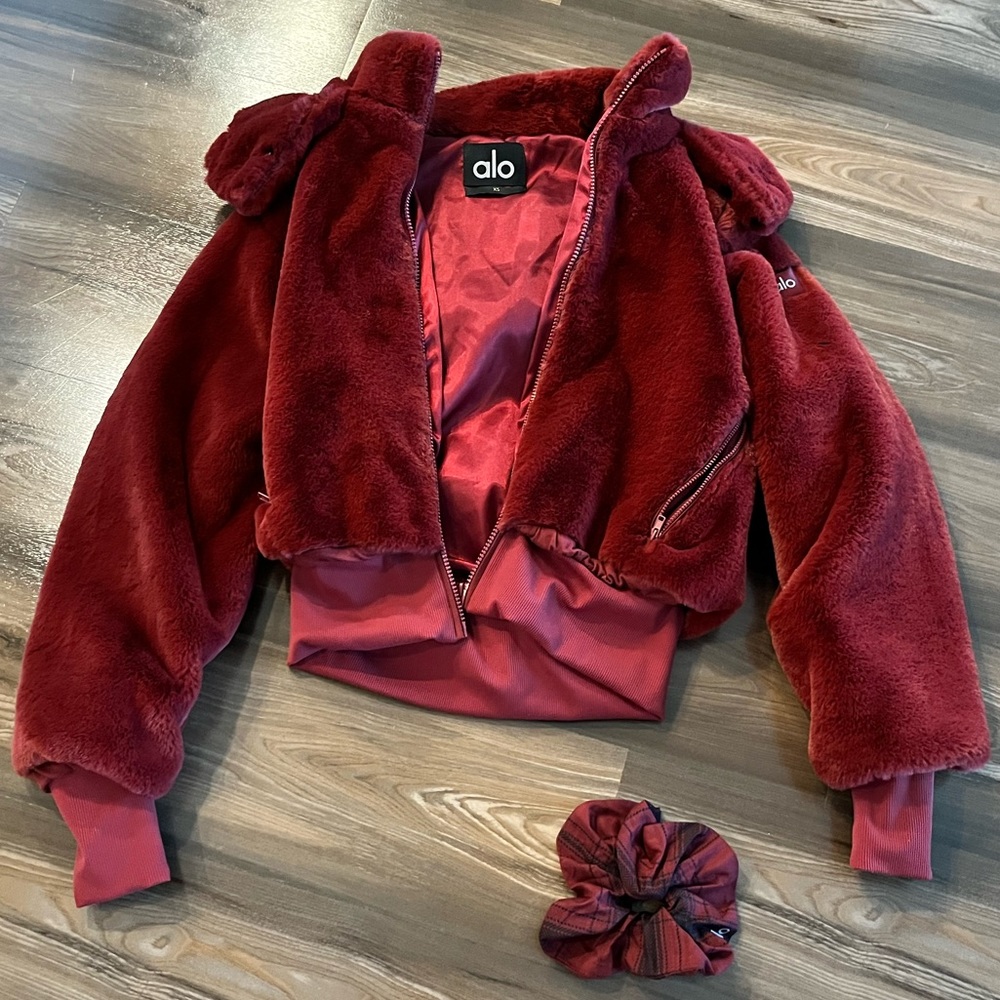 ALO yoga women’s cranberry faux fur foxy jacket XS $298 mint condition